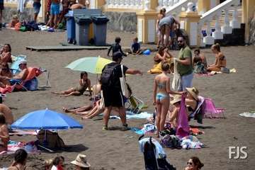 El Ayuntamiento impulsa una nueva campaña de concienciación medioambiental en las playas del municipio (Foto TA)